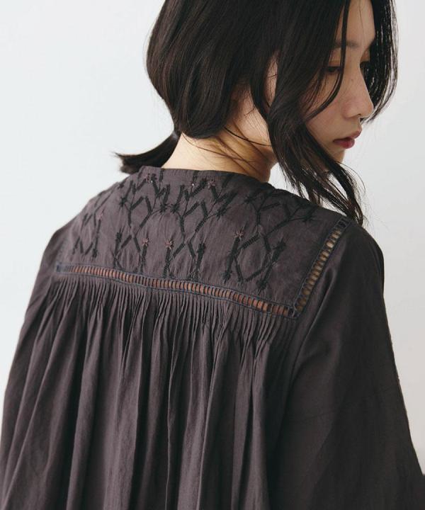 60キャンブリック ヨーク刺繍ブラウス