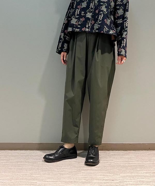 ストレッチポリエステル・マットタイプライター 細身シルエットパンツ