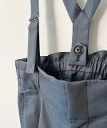 サスペンダー付きテーパードパンツ