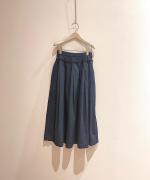 コットンリネンスラブデニム　タックスカート