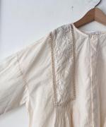 60キャンブリック ヨーク刺繍ブラウス