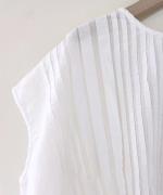 コットンシャンブレーランダムタックブラウス