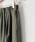 ストレッチポリエステル・マットタイプライター 細身シルエットパンツ