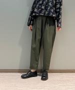 ストレッチポリエステル・マットタイプライター 細身シルエットパンツ