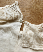 バスケットフルメッシュ　フリルカラープルオーバー