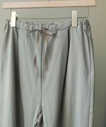 sheer satin イージーストレートパンツ