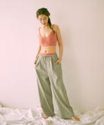 sheer satin イージーストレートパンツ