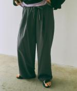 sheer satin イージーストレートパンツ