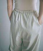 sheer satin イージーストレートパンツ